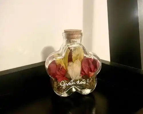 Garrafa com flores desidratadas